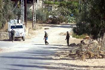 آليات وجنود اسرائيليون عند تلة هونين خلف الحدود امس