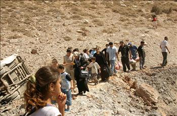 لبنانيون يجتازون الحدود مع سوريا مشياً على الاقدام هرباً من نيران اسرائيل<br>(م.ع.م)