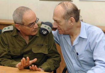 رئيس الوزراء الإسرائيلي إيهود أولمرت ورئيس الأركان دان حالوتس (أرشيف - أ ف ب)