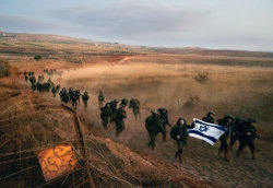جنود إسرائيليون يعبرون الحدود في 15 آب 2006<br>(إحدى الصور الحائزة جائزة تكريم صحافيّي أ ب)