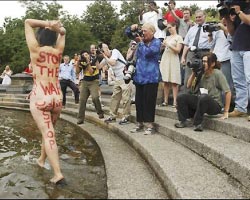 تتعرى لتسليط الضوء على العدوان على العراق وفلسطين