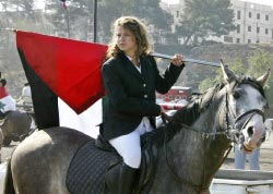سوريّة تحمل علم بلادها