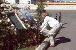 الوزيرة تضع اكليلا من الزهر على نصب شهداء الكتيبة الاسبانية