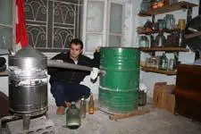 أحمد الملاح يحافظ على إرث الأجداد في صناعة ماء الزهر
