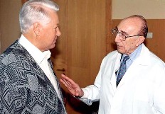 مع الرئيس الروسي السابق بوريس يلتسين بعد اجرائه له عملية جراحية