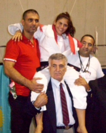مهيب فرحات - عضو المجلس البلدي يحمل على أكتافه حفيدته ليا