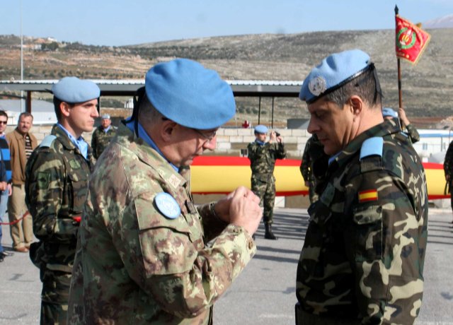 غرازيانو يقلد وسام السلام لقائد القطاع الشرقي الجنرال الإسباني ريكاردو الفاريز إسبيغيو