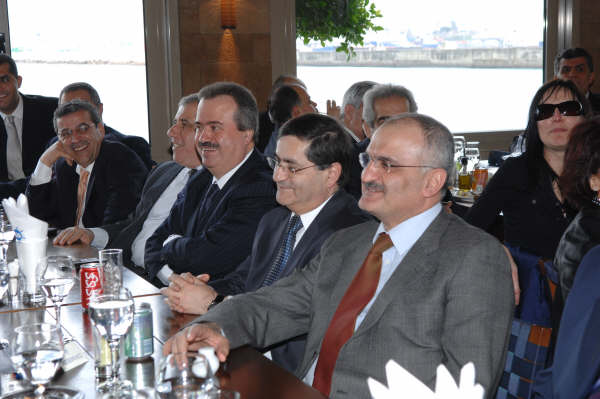 جانب من الشخصيات السياسية اللبنانية التي شاركت بحفل الغداء التكريمي