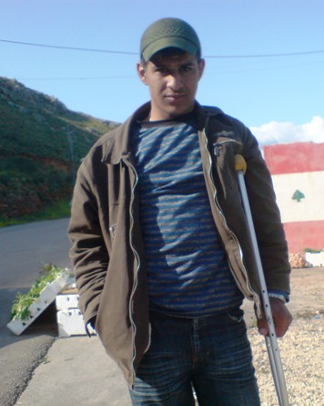محمود نمر، على طريق الليطاني، في زيارة لأقاربه حيث كان يبيع ما يجنيه من الزعتر