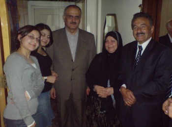 صورة تذكارية لعائلة أبو فيروز مع الحاج علي حسن خليل