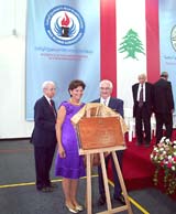امال حوراني وزوجته ريما امام اللوحة التذكارية للمركز الذي يحمل اسميهما