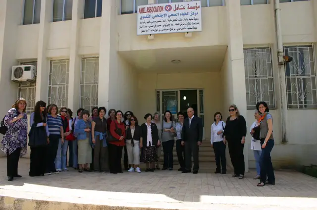 وفد مدرسة الكوليج البروتستانت الفرنسية في بيروت مع الدكتور كامل مهنا أمام المركز في الخيام