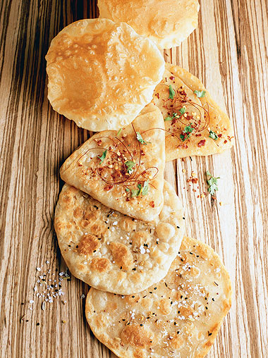 الخبز الهش المقلي.. أحد عناصر طعام الشوارع في شمال الهند