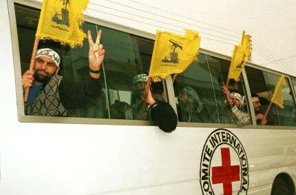 أسرى محررون خلال إحدى عمليات التبادل التي فُرضت على العدو الصهيوني