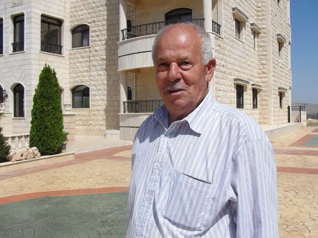 نحيّ والده (حسن باشا) الذي حاول العملاء أن يقتلوه برصاصهم الغادر لانه أب مقاوم