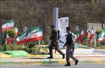 الأعلام الإيرانية تزيّن حديقة بوابة فاطمة (أ ب)