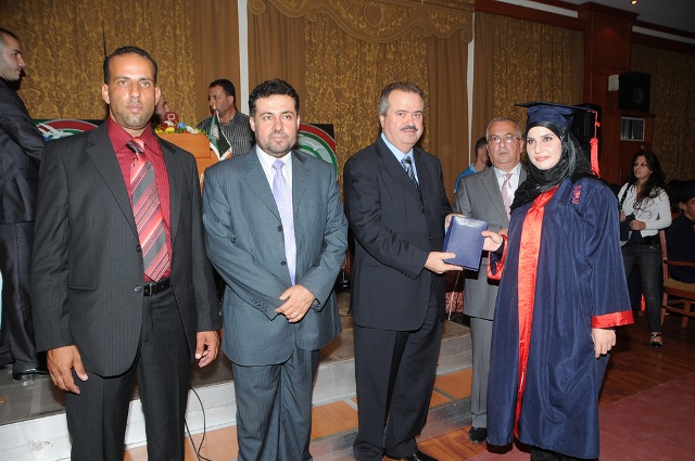 النائب جابر  ونصرالله يسلمان شهادة تخرج لطالبة