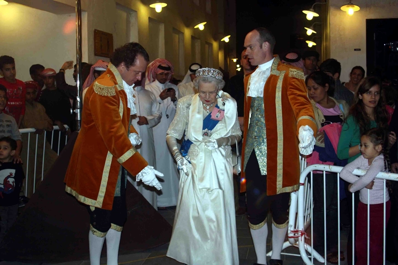 شبيهة ملكة بريطانيا في مهرجانات قطر الفنية عام 2009