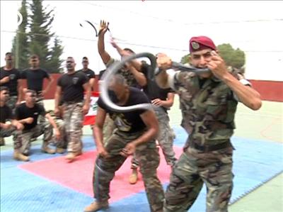 عروض قتالية لمغاوير الجيش في ثانوية حاصبيا 1290923056_2