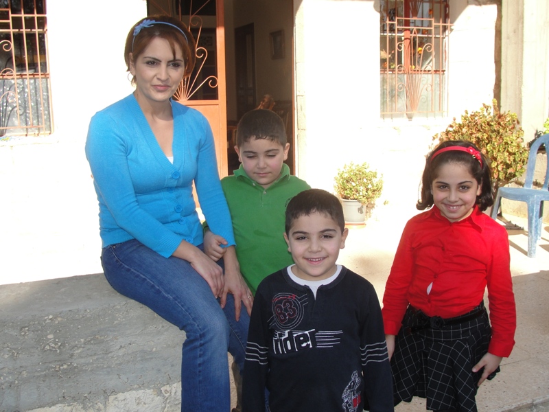 زوجة أسامة وابنتهما سارة وطفليهما التوأمين \