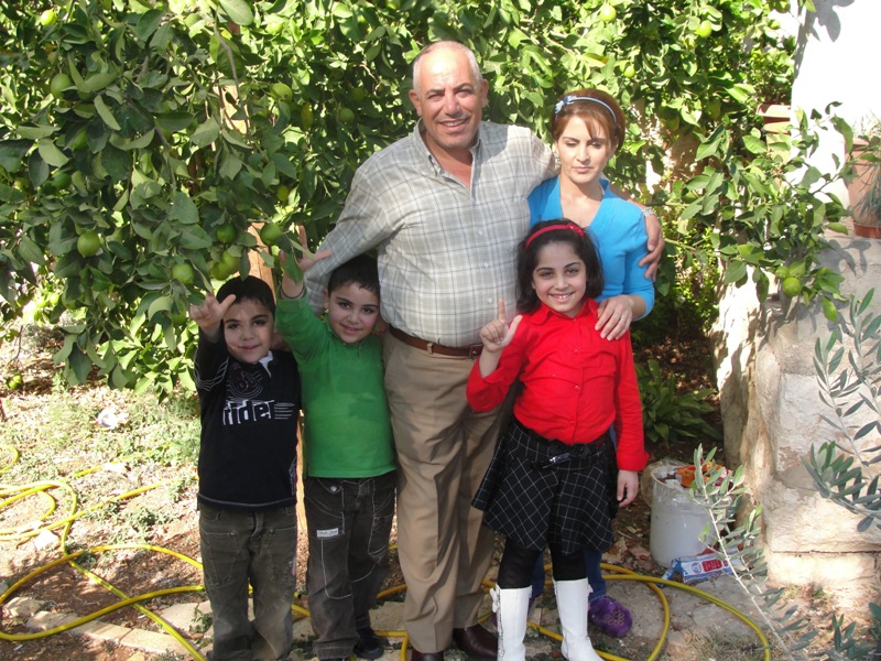 صورة تذكارية لأسامة حداد مع عائلته وأطفاله يؤفعون شارة التيار في كل مناسبة