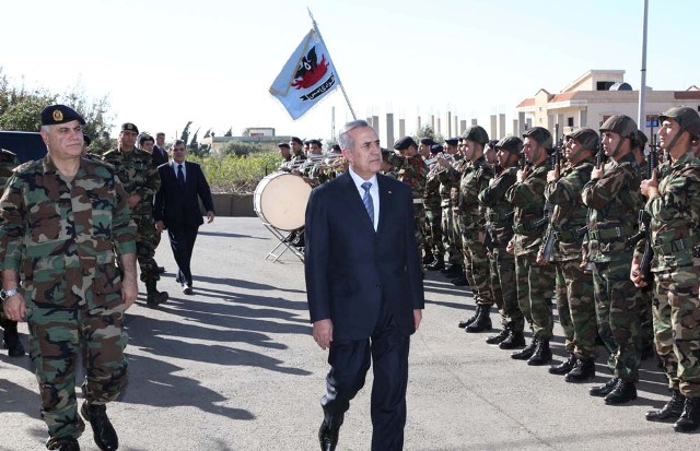 الرئيس سليمان وقائد الجيش يستعرضان وحدة من الجيش اللبناني