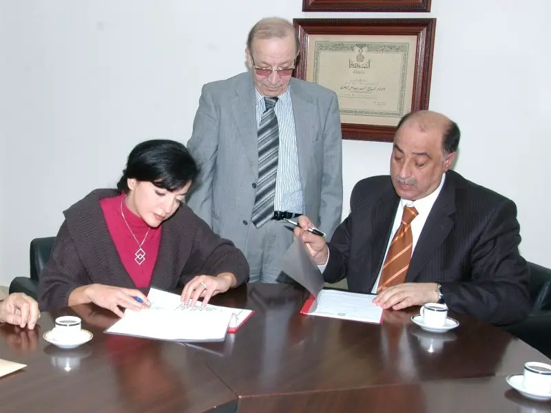  د. سعيد المكاوي وحنان القطب حشيشو خلال توقيع الإتفاقية