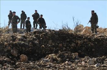 عناصر من الجيش اللبناني يتفقدون مكان الخرق
