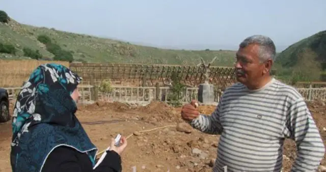 الإعلامية فاطمة شعيب إثناء إجراء حوار مع أحد أصحاب المشروع