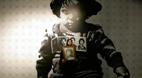 صبحيّة حجازي تحمل صورة لشقيقها الذي فُقد خلال الحرب الأهلية اللبنانيّة