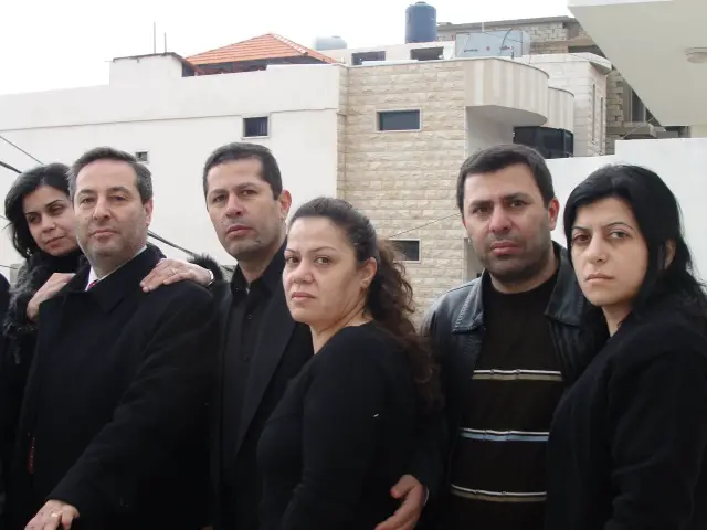 عائلة خريس..  يبلسمون جراح بعضهم عند الوجع