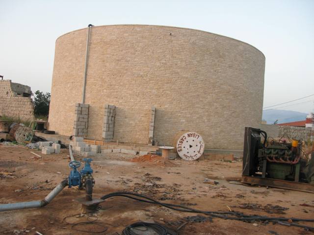 بعد انتهاء الحفر جرى وصل بالبئر بخزّانات البلدة