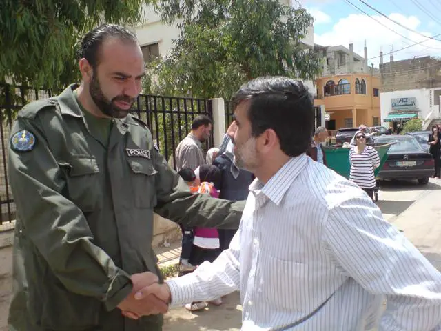 الرئيس المرتقب المهندس عباس عواضة يصافح \