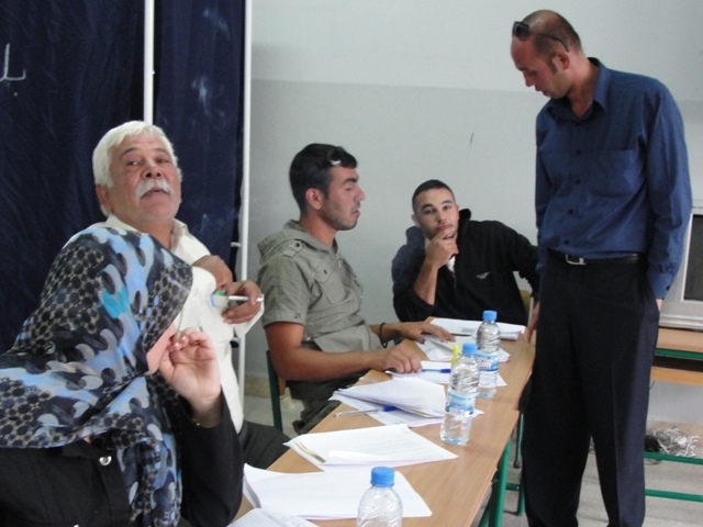 المرشح عباس زلايا يتابع العملية الإنتخابية في أحد الأقلام
