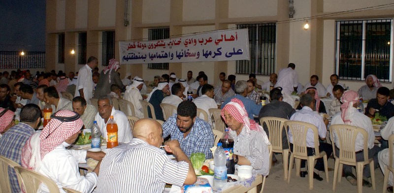 إحدى وجبات الإفطار الرمضانية التي تقدّمها قطر في مناطق عكار ووادي خالد النائية  (المكتب الإعلامي للجنوب)
