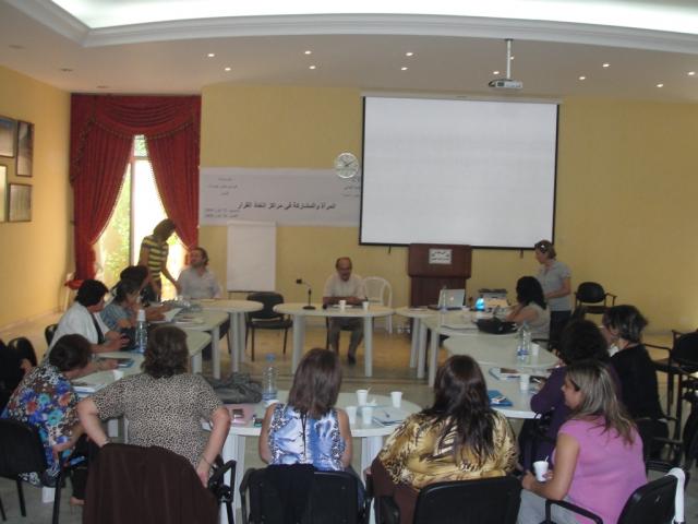 الأستاذ هاني عساف خلال إحدى الورش الشبابية في مركز محمد طويل في الخيام
