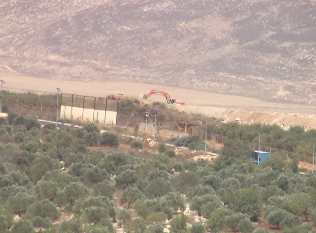  الجرافة الصهيونية تعمل قرب الحدود مع لبنان – صورة مايا العشي - مرجعيون