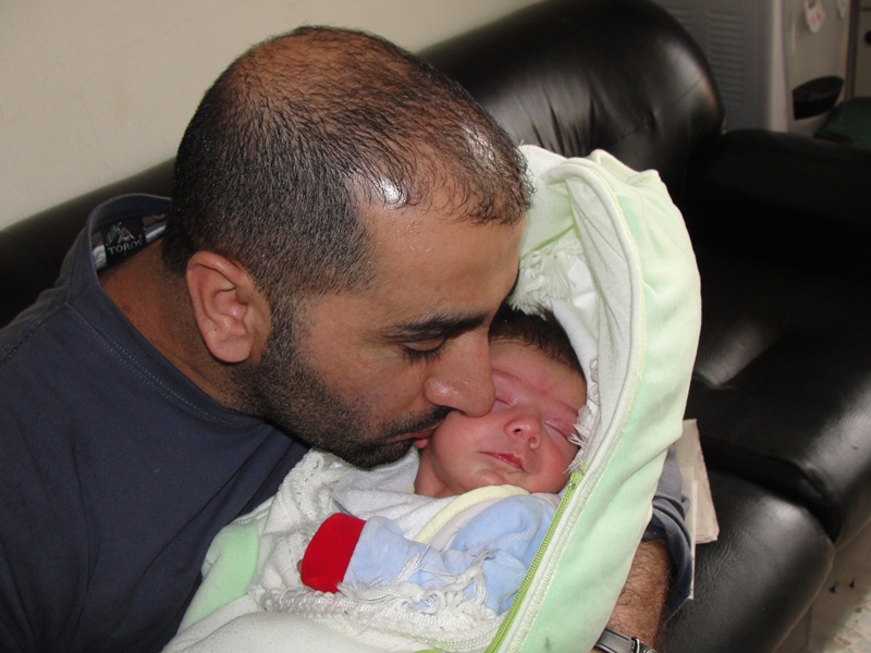 حسن سعد يطبع قبلة على جبين إبنه زكريا