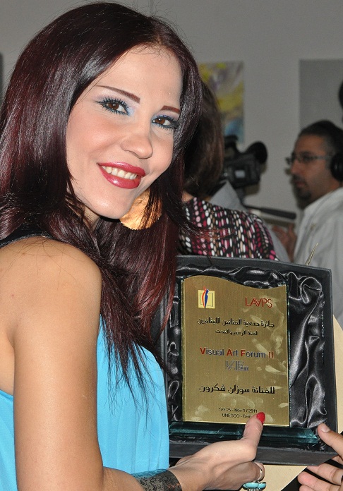الفنانة سوزان شكرون غزاوي مع الجائزة