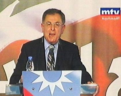 رئيس الحكومة الأسبق فؤاد السنيورة يلقي كلمة الرئيس سعد الحريري خلال احتفال تيار المستقبل بطرابلس