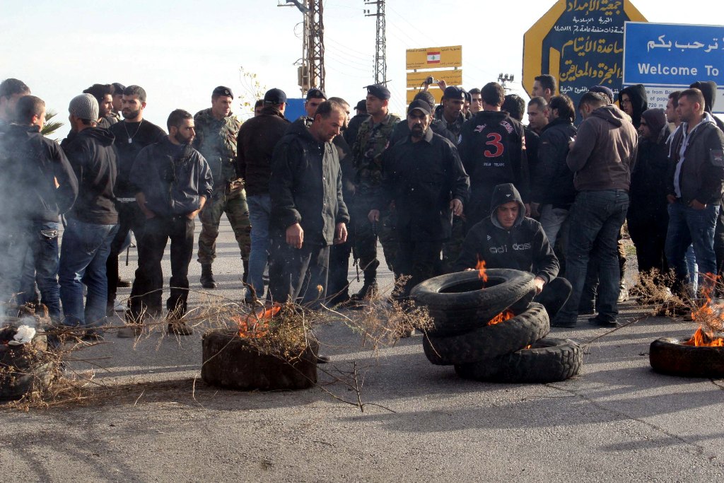 أهالي كفركلا يقطعون طريق عام تل النحاس احتجاجا على احتجاز احد ابناء  البلدة