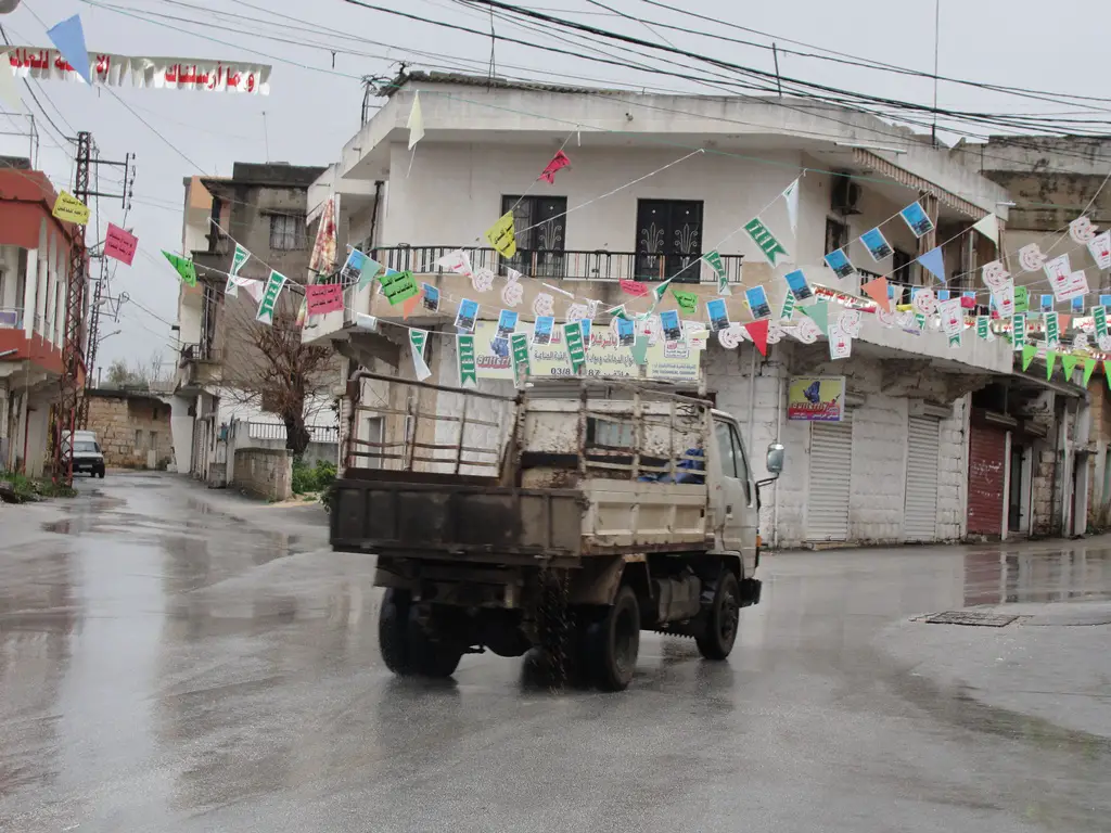 زينة البلدية المتساقطة مع سقوط أمطار الشتاء