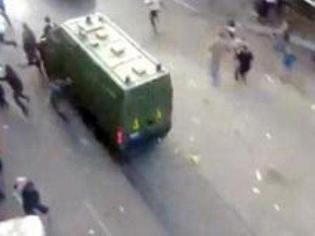 سيارة الأمن تدهس محتجين مصريين قرب ميدان التحرير