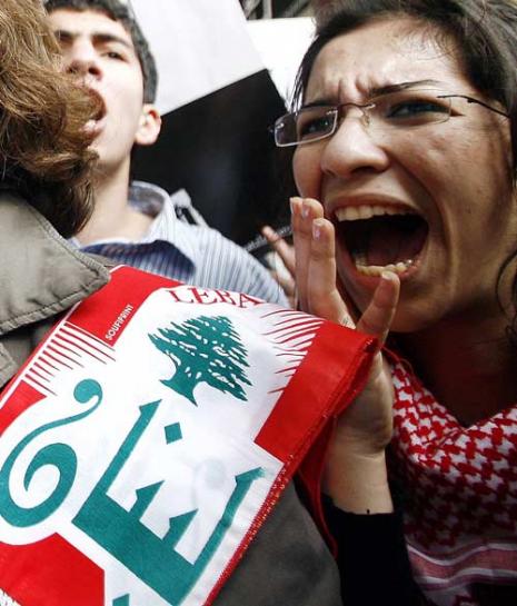 من تظاهرة «إسقاط النظام الطائفي» في بيروت أمس (مروان بوحيدر)