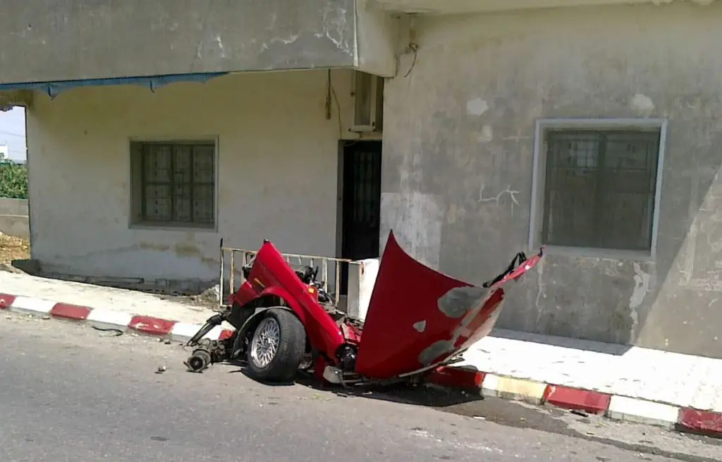 بقايا سيارة \