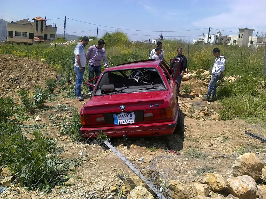 بقايا سيارة \