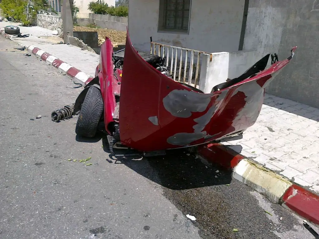 بقايا سيارة \