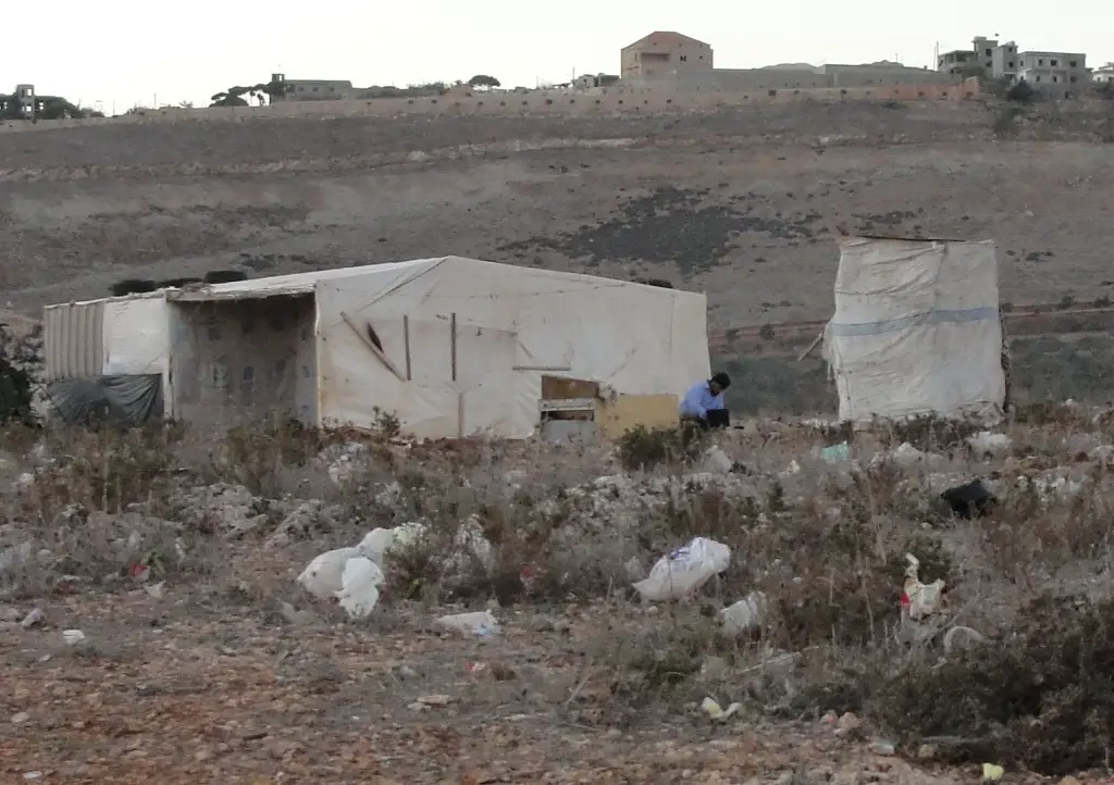 بيت خلاء إلى جانب كل خيمة