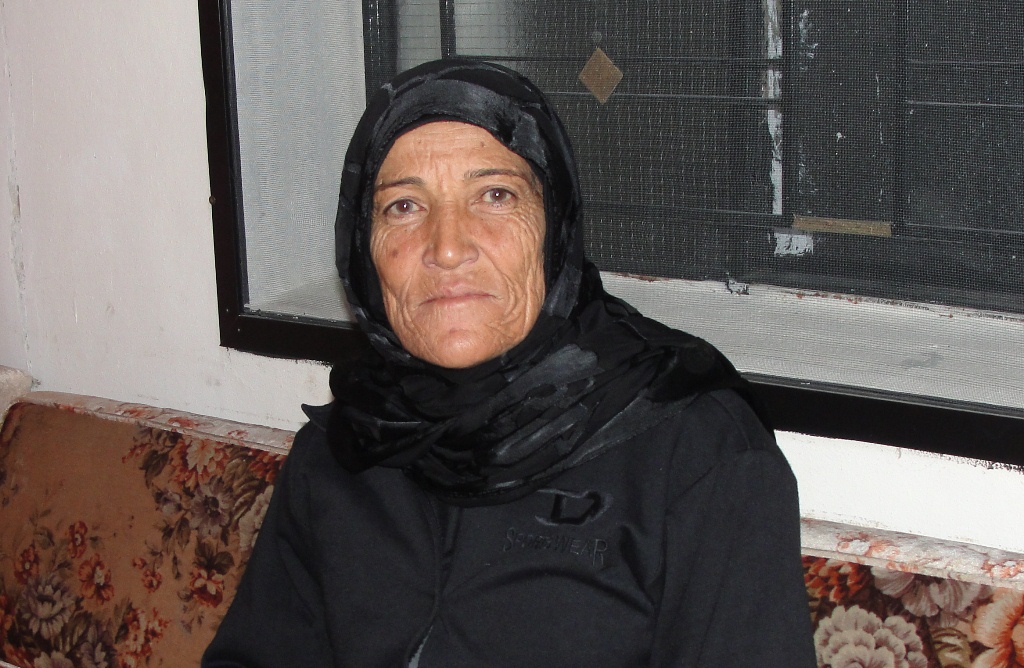 نازك خريس.. لبست الأسود، حداداً على شقيقها \