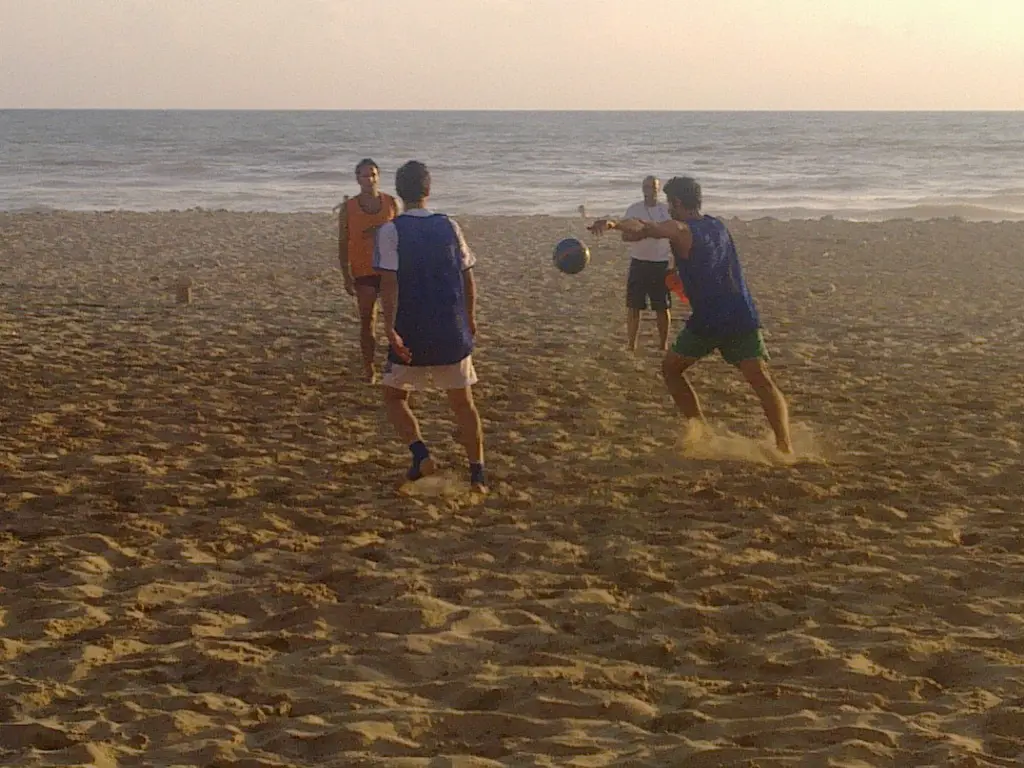لاعبون في فريق كرة القدم الشاطئية في نادي الأهلي الخيام